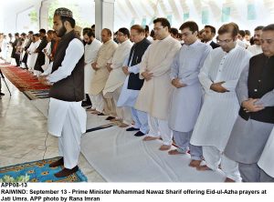 APP08-13 RAIWIND: September 13 - Prime Minister Muhammad Nawaz Sharif offering Eid-ul-Azha prayers at Jati Umra. APP photo by Rana Imran