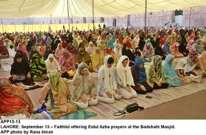 APP15-13 LAHORE: September 13  Faithful offering Eidul Azha prayers at the Badshahi Masjid. APP photo by Rana Imran