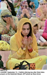 APP17-13 LAHORE: September 13  Faithful offering dua after Eidul Azha prayers at the Badshahi Masjid. APP photo by Rana Imran