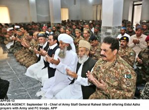 APP20-13 BAJUR AGENCY: September 13 - Chief of Army Staff General Raheel Sharif offering Eidul Azha prayers with Army and FC troops. APP