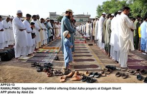 APP22-13 RAWALPINDI: September 13  Faithful offering Eidul Azha prayers at Eidgah Sharif. APP photo by Abid Zia