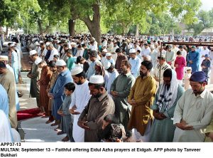 APP37-13 MULTAN: September 13  Faithful offering Eidul Azha prayers at Eidgah. APP photo by Tanveer Bukhari