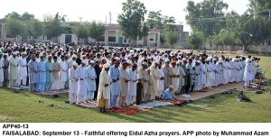 APP40-13 FAISALABAD: September 13 - Faithful offering Eidul Azha prayers. APP photo by Muhammad Azam