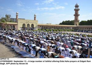 APP47-13 HYDERABAD: September 13  A large number of faithful offering Eidul Azha prayers at Eidgah Rani Bagh. APP photo by Akram Ali