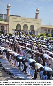 APP48-13 HYDERABAD: September 13  A large number of faithful offering Eidul Azha prayers at Eidgah Rani Bagh. APP photo by Akram Ali