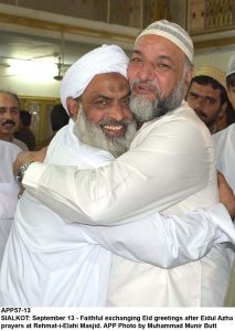 APP57-13 SIALKOT: September 13 - Faithful exchanging Eid greetings after Eidul Azha prayers at Rehmat-i-Elahi Masjid. APP Photo by Muhammad Munir Butt