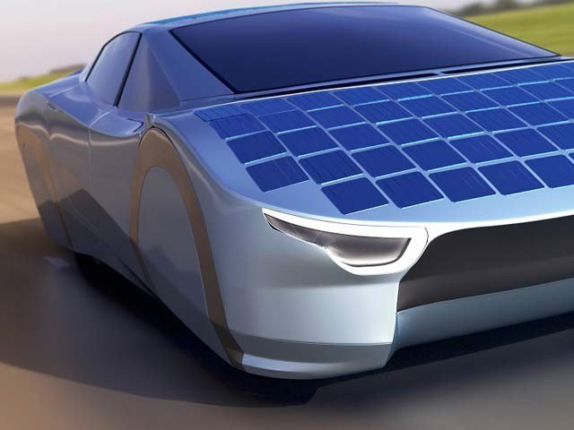 ایمسٹرڈیم: ہالینڈ کی ایک اسٹارٹ اپ کمپنی نے دنیا کی پہلی مکمل طور پر شمسی توانائی سے چلنے والی کمرشل گاڑی متعارف کرادی ہے اور اسے ’’کلائمیٹ انوویٹر ایوارڈ‘‘ بھی دیا گیا ہے۔ اسے ہالینڈ کی ایک کمپنی ’’دی لائٹ ایئر ون‘‘ نے ڈیزائن کیا ہے جس کا دعویٰ ہے کہ یہ کار خود اپنے آپ کو چارج کرتی رہتی ہے اور ایک مرتبہ بیٹری مکمل چارج ہونے کے بعد 400 تا 800 کلومیٹر فاصلہ طے کرسکتی ہے۔ خیال رہے کہ طویل عرصے سے شمسی توانائی سے چلنے والی کاروں پر تحقیق جاری ہے لیکن اب تک کوئی کمرشل کار سامنے نہیں آسکی جو دیگر گاڑیوں کا مقابلہ کرسکے، مثلاً ٹویوٹا کی ایک کار ’پرائس‘ شمسی توانائی سے صرف 4 میل کا اضافہ کرتی ہے اور اسے بجلی سے چارج کرنے کی بار بار ضرورت ہوتی ہے۔ یہی وجہ ہے کہ مکمل طور پر سورج کی روشنی سے دوڑنے والی کاریں نہیں بنائی جاسکیں، تاہم اب تک بجلی کی چارجنگ سے چلنے والی جتنی بھی گاڑیاں بنائی گئی ہیں ان میں تھوڑے بہت سولر سیلز لگے ہوتے ہیں جو کچھ بجلی فراہم کرتے ہیں۔ انہیں سولر اسسٹڈ الیکٹرک وہیکل (ایس اے ای وی) کہا جاتا ہے۔